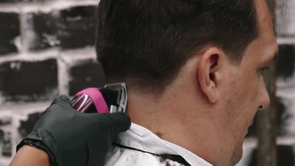 Un salon de coiffure. Homme élégant fait une coupe de cheveux au coiffeur . — Video