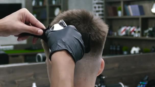 Barbearia. Homem elegante faz um corte de cabelo no barbeiro . — Vídeo de Stock