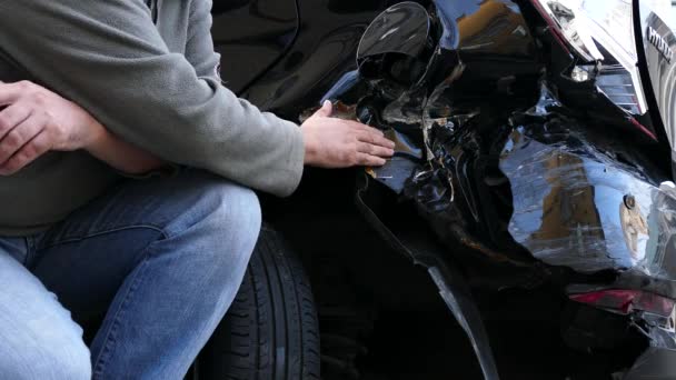 El hombre toca un coche roto — Vídeos de Stock