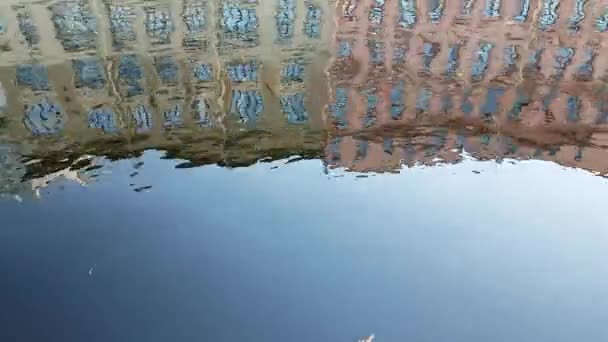Reflektion av byggnaden i vatten — Stockvideo