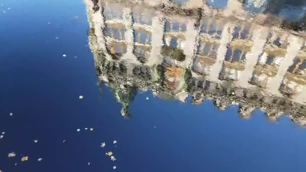 Reflectie van gebouw in water — Stockvideo