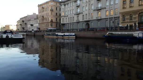 Отражение здания в воде — стоковое видео