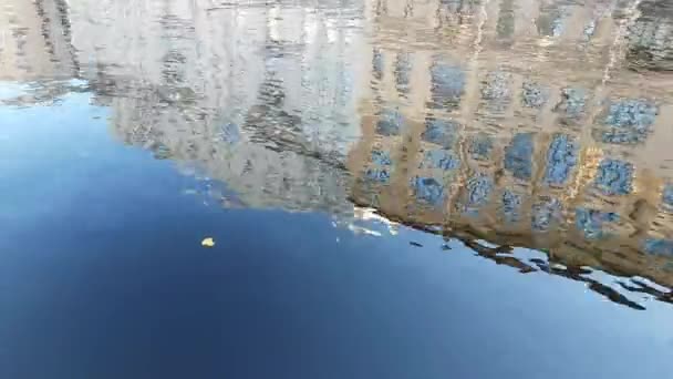 Reflectie van gebouw in water — Stockvideo