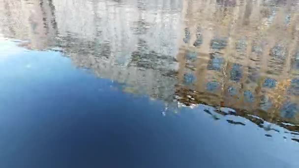 Riflessione dell'edificio in acqua — Video Stock