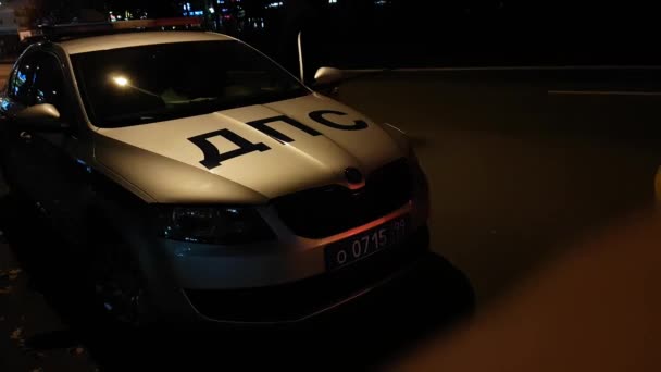 Policía de carretera rusa Skoda Octavia coche de patrulla — Vídeo de stock