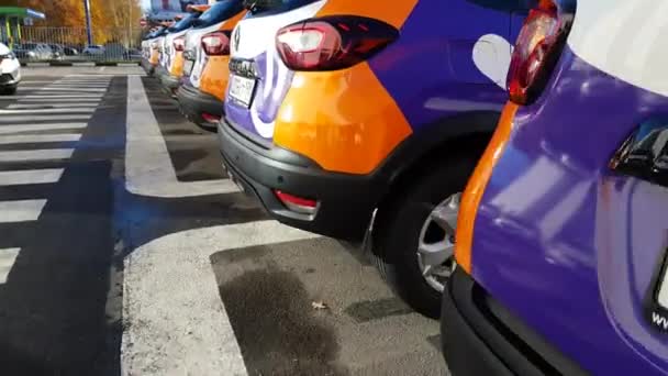 Grupo de coches compartidos modernos — Vídeo de stock