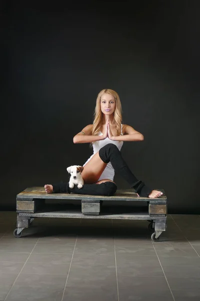 Junge Frau mit Welpe in Yoga-Pose — Stockfoto