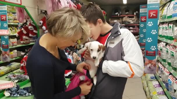 Maman et son fils portent un chiot dans le magasin — Video