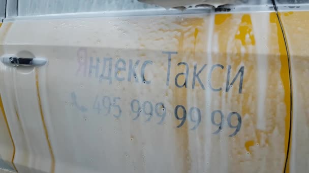 Schaum Fließt Auf Einem Autotaxi Der Waschanlage Dezember 2018 Moskau — Stockvideo