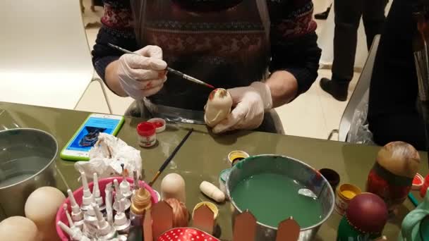 一群人在画娃娃 传统的俄罗斯木制玩具 2018年12月18日俄罗斯莫斯科 — 图库视频影像