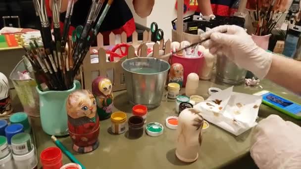 Grupp människor målar träleksaker — Stockvideo