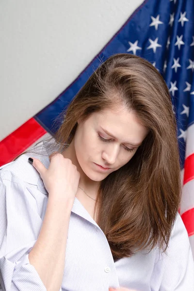 Mujer triste con nosotros bandera en el fondo —  Fotos de Stock