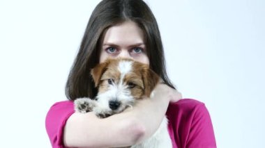 Kadın, yavru köpeğinin portresini çek.