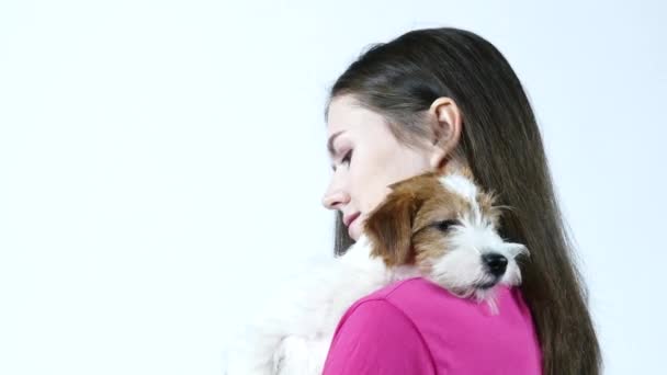Žena close up portrét s její štěně — Stock video
