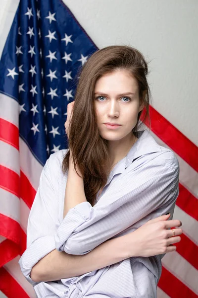 Hermosa estudiante con bandera de los Estados Unidos de América — Foto de Stock