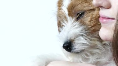 Kadın, yavru köpeğinin portresini çek.