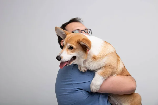 Adulto hombre hold corgi perro — Foto de Stock