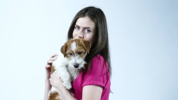 Vrouw close-up portret woth haar puppy — Stockvideo