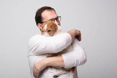 Terrier köpek yavrusu ile yetişkin adam
