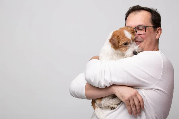 Uomo adulto con cucciolo terrier — Foto Stock