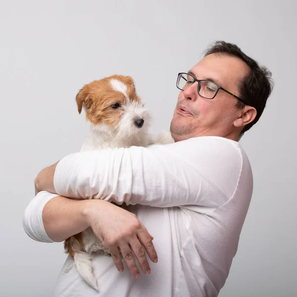 Homem adulto com cachorro terrier — Fotografia de Stock