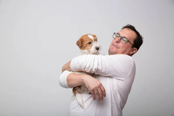 Terrier köpek yavrusu ile yetişkin adam — Stok fotoğraf
