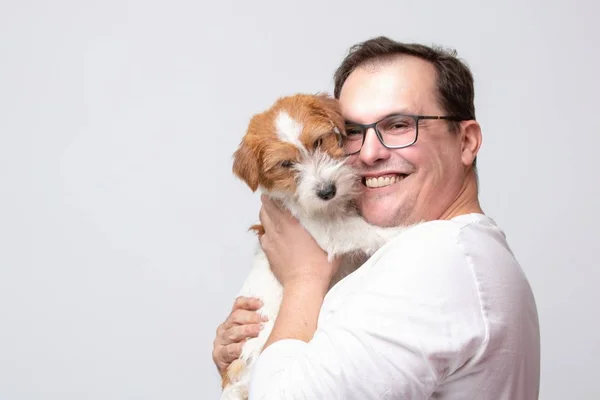 Erwachsener Mann mit Terrier-Welpe — Stockfoto