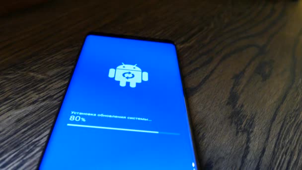 Андроид Робот Значок логотипа на экране смартфона — стоковое видео