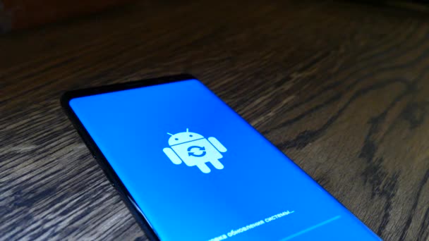 Android Robot Logo pictogram op het Smart Phone Screen — Stockvideo