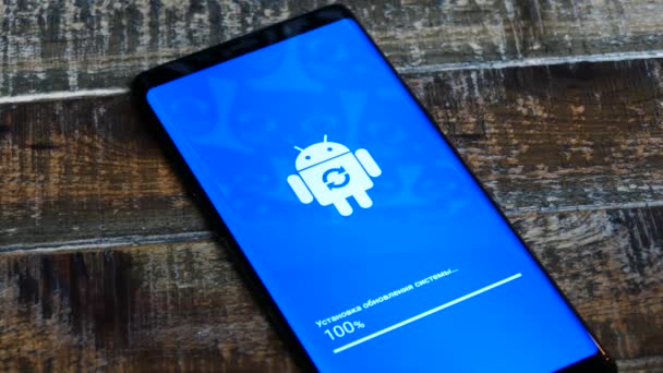 Android Robot Logo pictogram op het Smart Phone Screen — Stockvideo