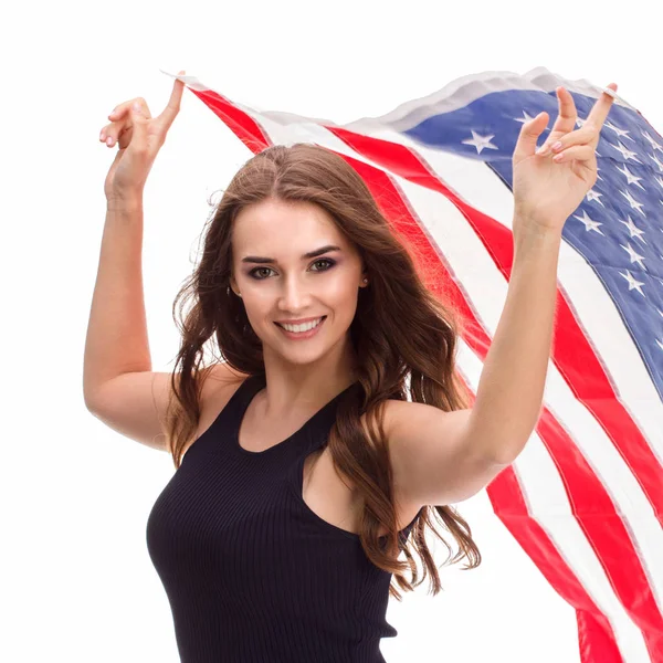 Feliz joven sosteniendo bandera de EE.UU. aislado sobre fondo blanco — Foto de Stock