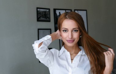 Güzel kız kapalı portre