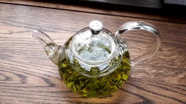 Panela de chá de vidro com chá verde — Vídeo de Stock