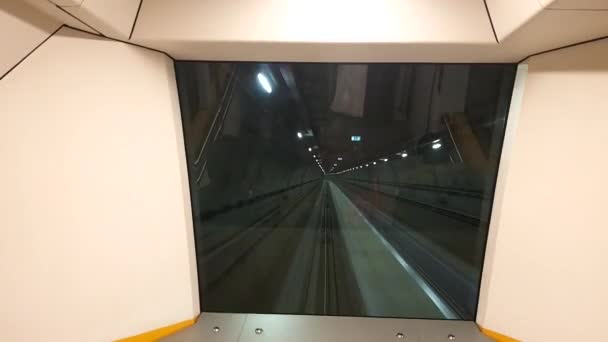 Blick in das hintere Fenster eines automatischen Zuges. — Stockvideo
