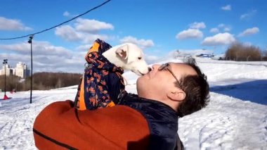 Yetişkin adam açık havada köpek tutun