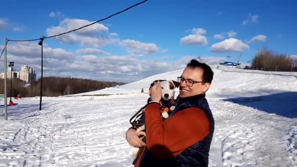 Hombre adulto sostenga su cachorro al aire libre — Vídeo de stock