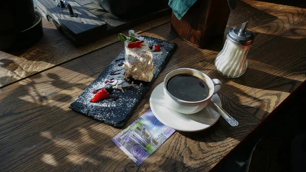 Billetes kuwaitíes bajo una taza de café — Foto de Stock