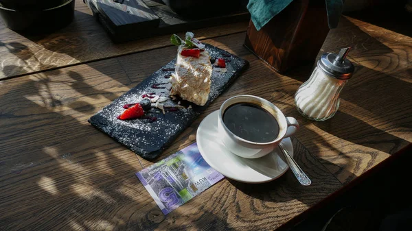 Billetes kuwaitíes bajo una taza de café — Foto de Stock