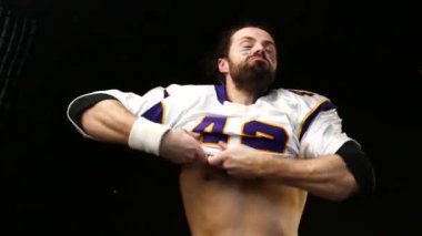 Amerikan futbolu oyuncusu onun spor giyim siyah arka plan üzerinde elbise