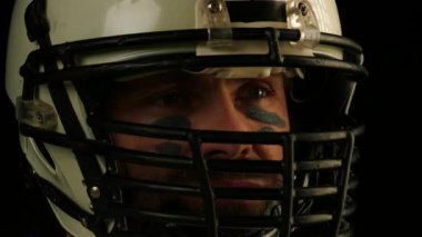 Amerikan futbolu oyuncusu portresi kask içinde yukarı kapatın