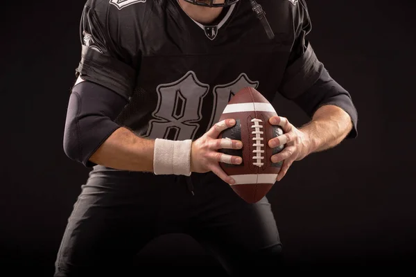 Abgeschnittenes Bild eines Sportlers mit American Football Ball — Stockfoto