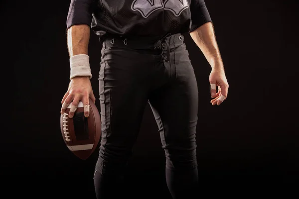 Abgeschnittenes Bild eines Sportlers mit American Football Ball — Stockfoto