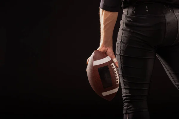 Abgeschnittenes Bild eines Sportlers mit American Football Ball — Stockfoto