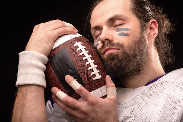 Nahaufnahme Porträt eines amerikanischen Fußballspielers mit Ball — Stockfoto