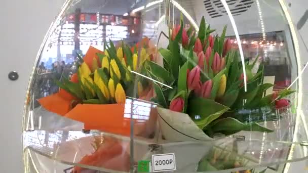 Bloemen In een roterende Storefront — Stockvideo