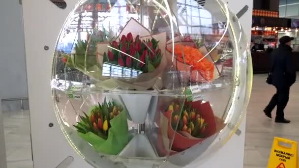 Blumen in einem rotierenden Schaufenster — Stockvideo