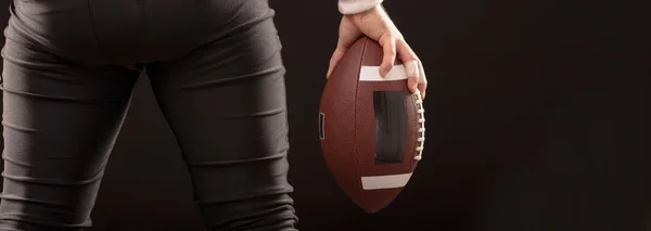Abgeschnittenes Bild eines Sportlers mit American Football Ball — Stockfoto