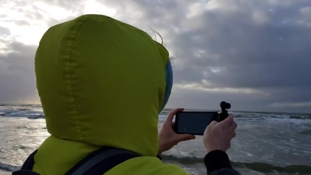 Ο άνθρωπος παίρνει τη θάλασσα από την ακτή — Αρχείο Βίντεο