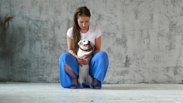 예쁜 여자와 강아지. — 비디오