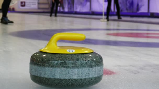 Curling stenen op ijs — Stockvideo